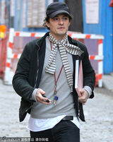 组图：奥兰多现身百老汇 恢复单身心情不错