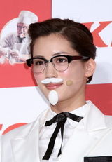 组图：绫濑遥贴白胡子扮肯德基爷爷出席活动