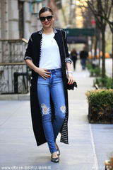 组图：米兰达破洞现身纽约演绎潮范儿辣妈