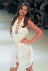 组图：奥兰多娇妻米兰达-可儿性感走秀妩媚多姿