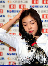组图：金妍儿举行新闻发布会回应退役传闻