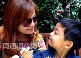 组图：44岁周冰倩6岁儿子曝光 上镜扮可爱