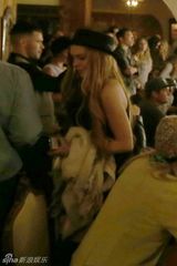 组图：林赛-罗韩官司了结酒吧钓凯子热吻