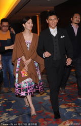 组图：吴奇隆刘诗诗情侣装 深情对视秀恩爱