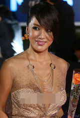 组图：大钟奖红毯严正花爆乳装抢镜