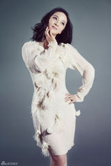 组图：周菲秋意复古大片 展优雅女人味