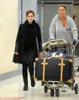 高清组图：艾玛-沃特森现身机场 波点裙搭短靴