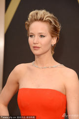 组图：詹妮弗-劳伦斯抹胸裙娇艳似火 现场跌倒