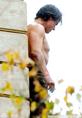 组图：《碟中谍4》阿汤哥半裸吊钢丝变空中飞人