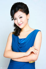 组图：天漪长裙写真亮相 气质优雅自信