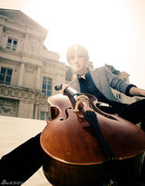 高清图：后弦花甲白发拍写真 低吟大提琴弹古颂今