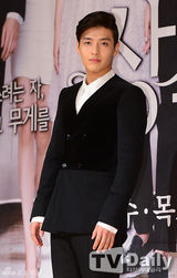 组图：李敏镐红装宣传《继承者》 主创华丽齐聚