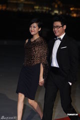 组图：任达华琦琦出席品牌晚宴 黑色情侣装秀默契