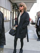 组图：斯威夫特黑超遮面上街 红唇性感黑丝诱惑