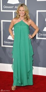 组图：格莱美红毯群星纷纷亮相星光熠熠