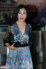 组图：晶刚香港婚宴 汪明荃红唇蓝裙优雅亮相