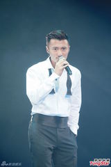 组图：谢霆锋陈慧琳等红馆开唱 悼念张耀荣