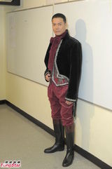 组图：谢天华化身欧洲王子搞笑亮相《福禄寿》