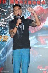 组图：王阳明蜘蛛装出席活动 坚称目前单身