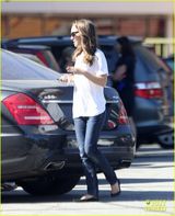 组图：娜塔莉波特曼抱子出行 小家伙金发萌人