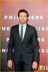 组图：休-杰克曼帅气亮相《囚徒》首映