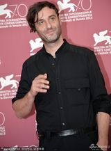 组图：《暴力小姐》发布会 导演翻白眼搞怪