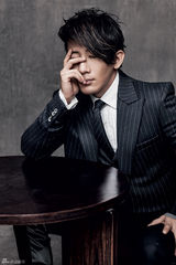 高清图：刘谦新写真曝光 绅士造型演绎魔幻奇境