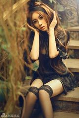 组图：江伊涵黑色系写真妖娆 出席公益庆典引关注