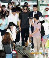 组图：李敏镐鸭舌帽豹纹鞋休闲赴京亲和有礼