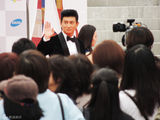 组图：吴奇隆韩国捧奖走红毯 盼与韩星秀智合作
