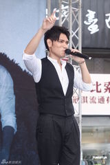 组图：杨宗纬歌迷送养声妙方 不怕与萧敬腾比较