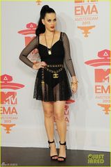 组图：水果姐姐透视网衣性感 低胸装捧奖杯兴奋