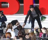 组图：苏志燮釜山公开对话 黑框镜配礼帽人气旺