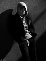 组图：邵兵冬日温暖大片演绎飒爽型男