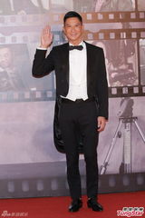 组图：张家辉黑燕尾服现身红毯 复古帅气