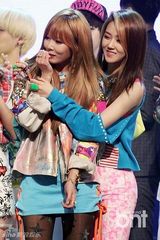 组图：4minute《MCD》两连冠 大秀热辣舞姿