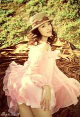 组图：金一帆暖春帽装写真 纱裙飘扬似丛林仙子