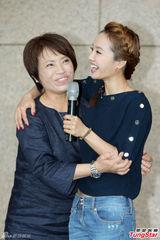 组图：蔡依林母亲节献吻妈妈 避谈绯闻