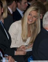 幻灯图：哈里王子顺利毕业 查尔斯王储亲子授予勋章