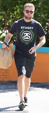 组图：帕丁森独自出街买午餐 满脸胡渣帅气不再