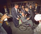 组图：严屹宽杜若溪设答谢宴敬恩师数度落泪