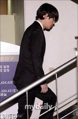 组图：Tony安等涉赌韩星出庭受审鞠躬认罪