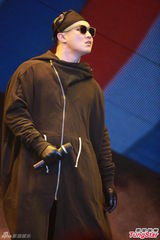 组图：陈奕迅黑斗篷装亮相叱咤 黑布蒙头无厘头