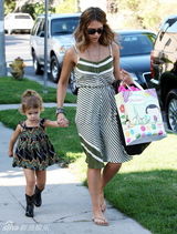 组图：阿尔巴携爱女出行 小奥内短裙皮靴星范十足