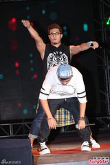 组图：严爵挑战唱跳险破音 林俊杰压轴热舞