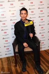 组图：新浪娱乐明星街拍盛典对话张晓龙