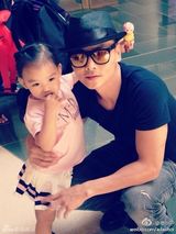 组图：蔡少芬与两爱女庆生 珍惜与张晋十年感情