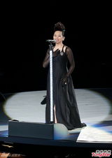 组图：叶德娴献唱见好就收 尾场开唱致敬张国荣