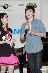 组图：Greyson Chance首见香港歌迷 被揩油亲脸颊