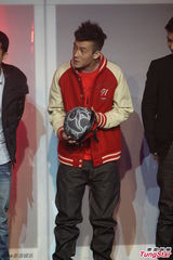 组图：陈冠希亮相上海 问及阿娇怒瞪记者